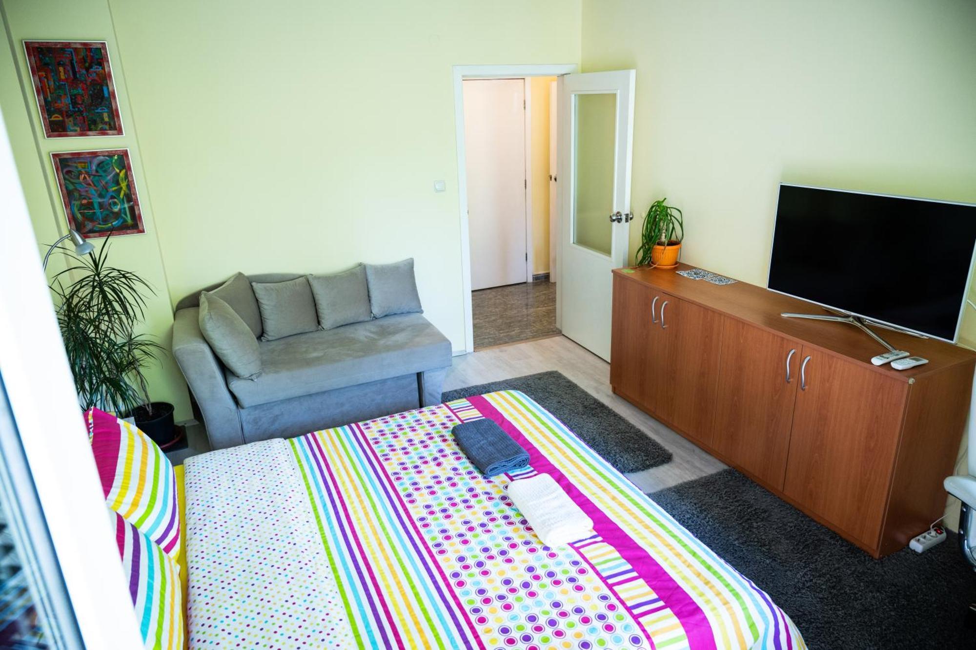 Private In The Center, Close To Subway, Medical